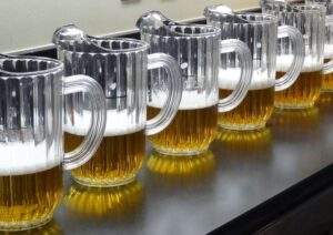 Rad med ölglas fyllda med gyllene öl och skum för provning