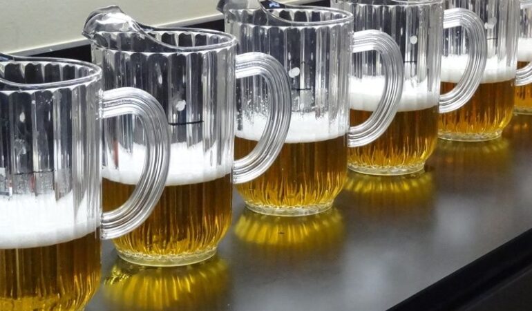 Rad med ölglas fyllda med gyllene öl och skum för provning